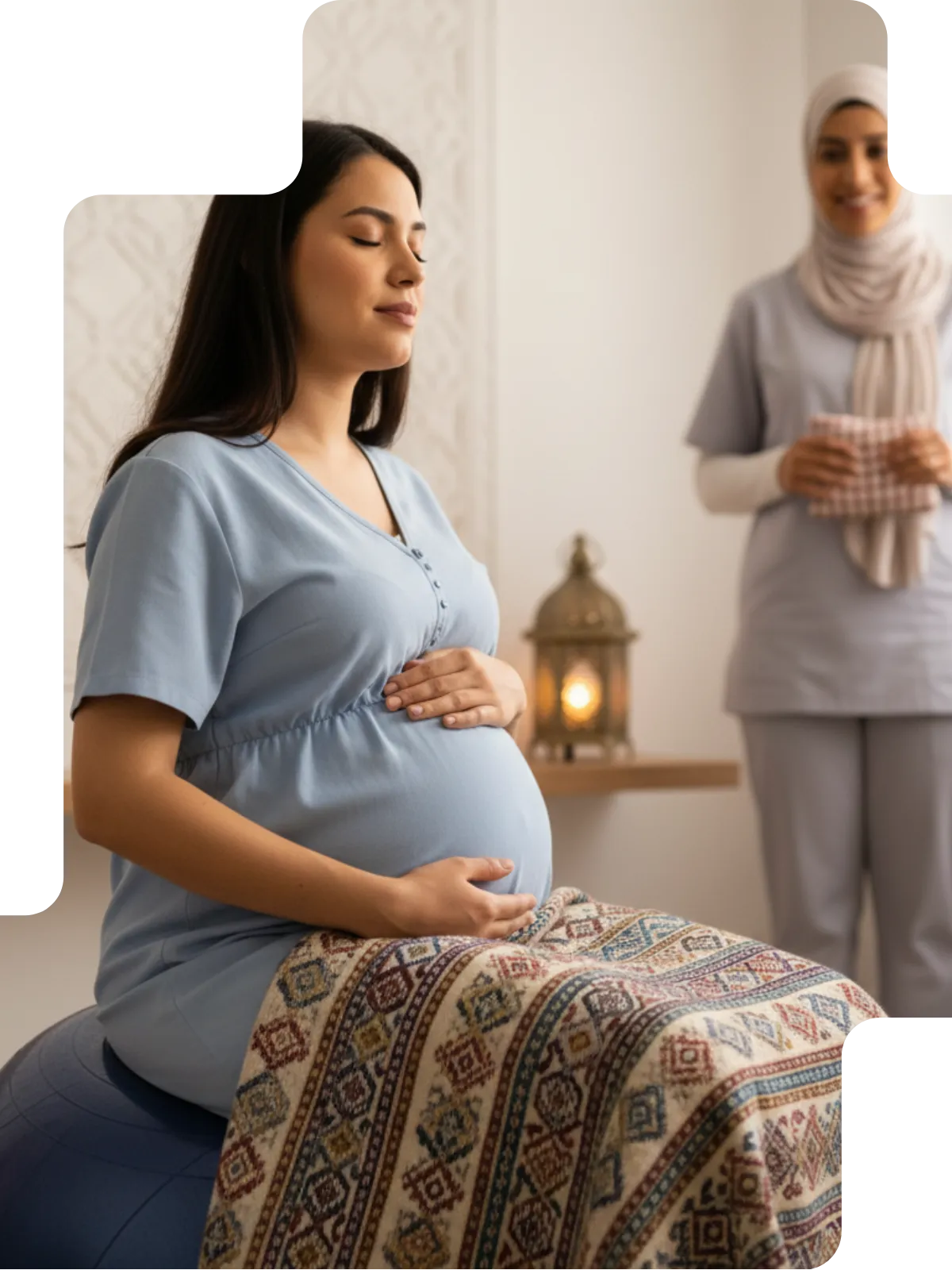صورة هادئة تظهر امرأة حامل تمارس تمارين التنفس والاسترخاء
